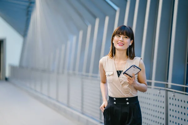 Mujer China Escuchando Música Sus Auriculares — Foto de Stock