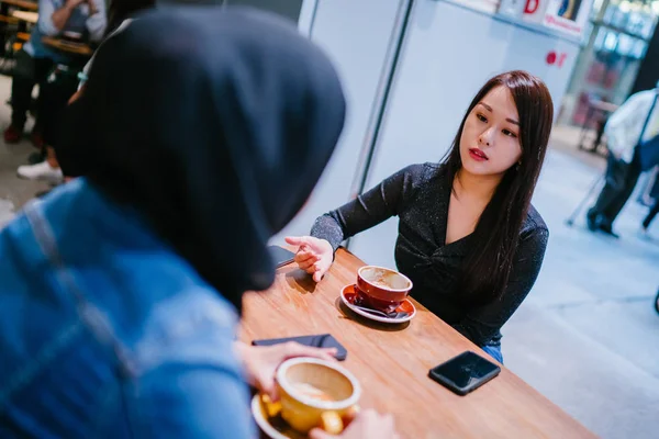 Una Mujer Asiática China Una Mujer Musulmana Que Disfrutan Tiempo — Foto de Stock