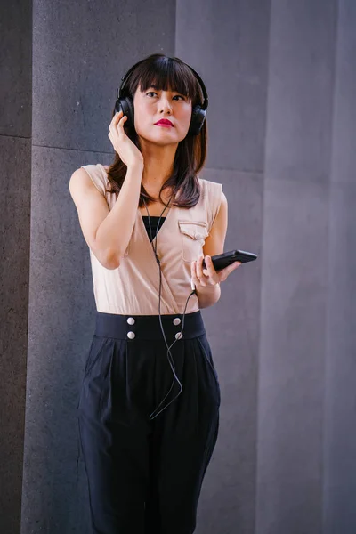 Retrato Una Mujer China Mediana Edad Fotogénica Escuchando Música Sus —  Fotos de Stock