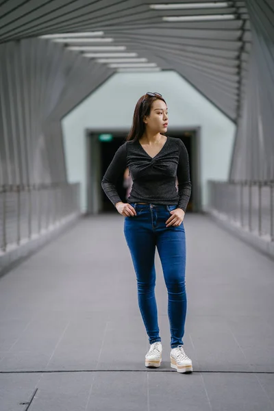 Retrato Una Joven Asiática China Que Plantea —  Fotos de Stock