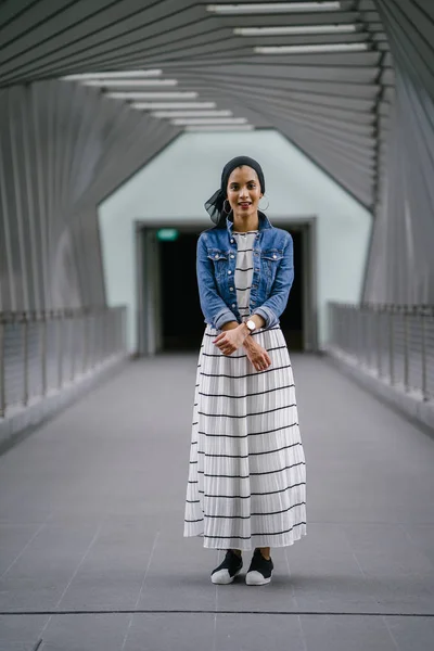 Молодая Элегантная Привлекательная Малайская Мусульманка Платье Джинсовой Куртке Течение Дня — стоковое фото