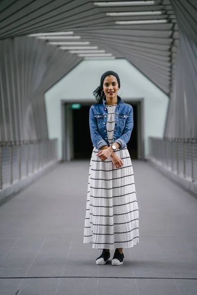 Jonge Elegante Aantrekkelijke Maleise Moslimvrouw Die Overdag Jurk Spijkerjasje Draagt — Stockfoto