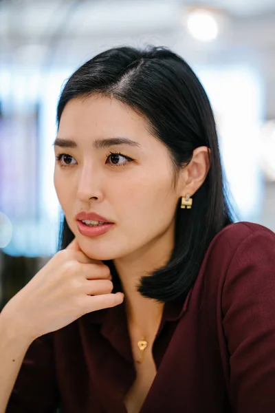 Retrato Una Hermosa Elegante Joven Asiática Coreana Sentada Elegante Café —  Fotos de Stock