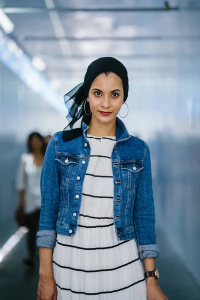 Jovem Elegante Atraente Mulher Muçulmana Malaia Vestindo Vestido Jaqueta Jeans — Fotografia de Stock