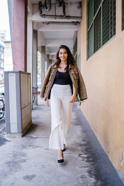 Retrato Una Mujer Asiática India Alta Hermosa Delgada Elegante Caminando —  Fotos de Stock