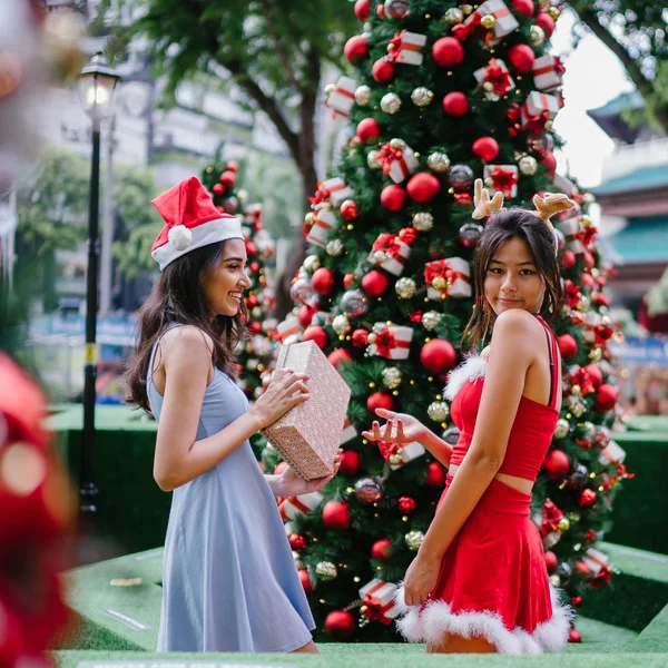 Deux Jeunes Filles Asiatiques Échangent Des Cadeaux Entre Elles Sous — Photo