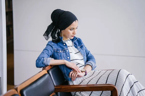 Jovem Elegante Atraente Mulher Muçulmana Malaia Vestindo Vestido Jaqueta Jeans — Fotografia de Stock