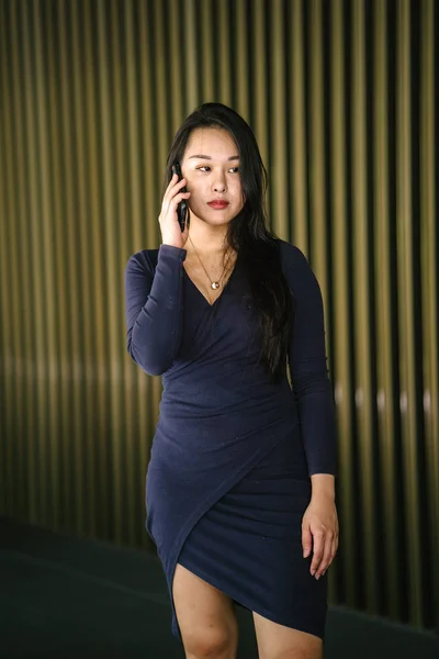 Портрет Молодой Красивой Азиатской Китаянки Стильном Элегантном Синем Платье Современной — стоковое фото