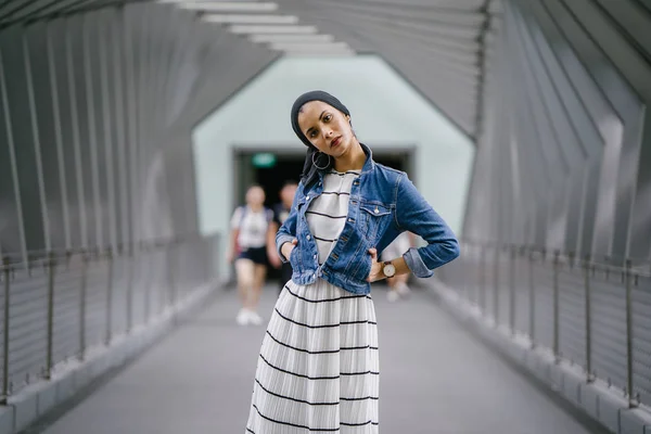 Junge Elegante Und Attraktive Malaiische Muslimin Die Tagsüber Kleid Und — Stockfoto