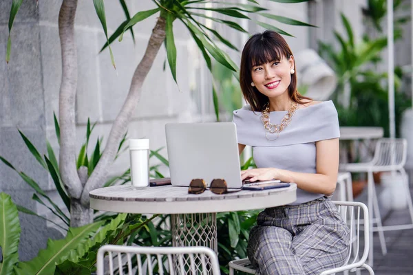 Portrait Attractive Confident Successful Chinese Asian Woman Using Modern Laptop — Stock Photo, Image