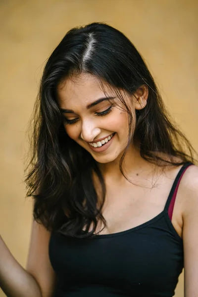 ブラック トップのフィッティングで若い 魅力的で美しいインド アジアの少女の肖像画 — ストック写真