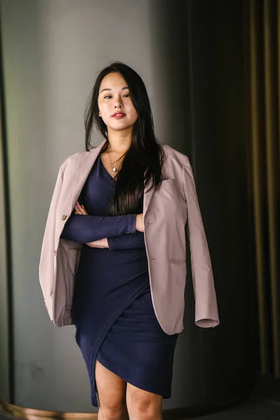 Retrato Una Mujer Asiática Confiada Joven Hermosa Confiada — Foto de Stock