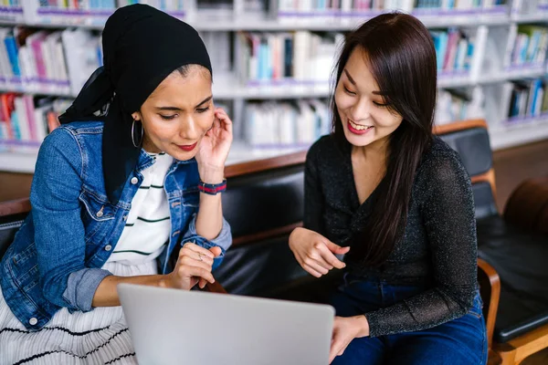 Müslüman bir Orta Doğulu kadın Çinli bir meslektaşıyla iş görüşmesi yapıyor..