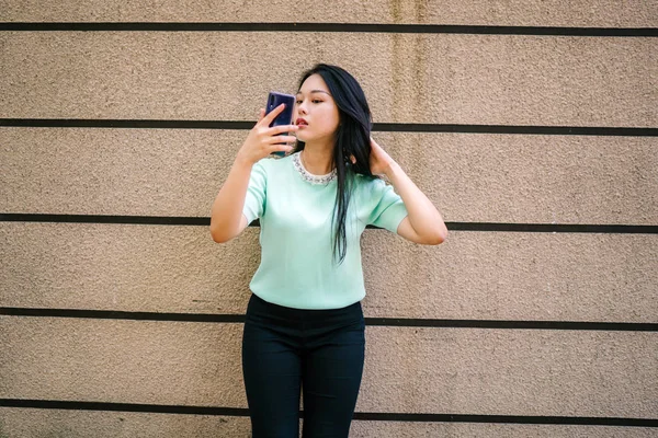 Akıllı Telefon Tutan Genç Güzel Asyalı Bir Çinli Kadının Portresi — Stok fotoğraf