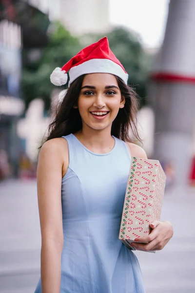 Vánoční Portrét Mladé Roztomilé Indické Asijské Dívky Chodit Nákupní Tašky — Stock fotografie