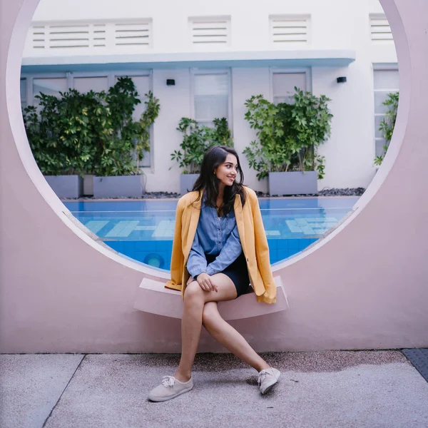 Retrato Una Mujer Asiática India Moda Elegante Joven Con Atuendo —  Fotos de Stock