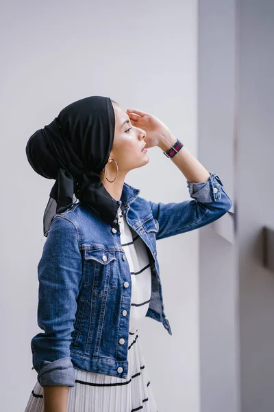 Νέοι Κομψό Και Ελκυστικό Μαλαισίας Μουσουλμάνα Γυναίκα Φορώντας Φόρεμα Και — Φωτογραφία Αρχείου