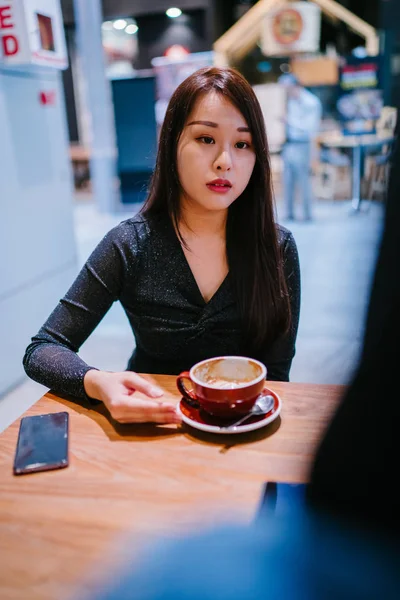Китаянка Азиатского Происхождения Мусульманка Развлекаются Кафе — стоковое фото
