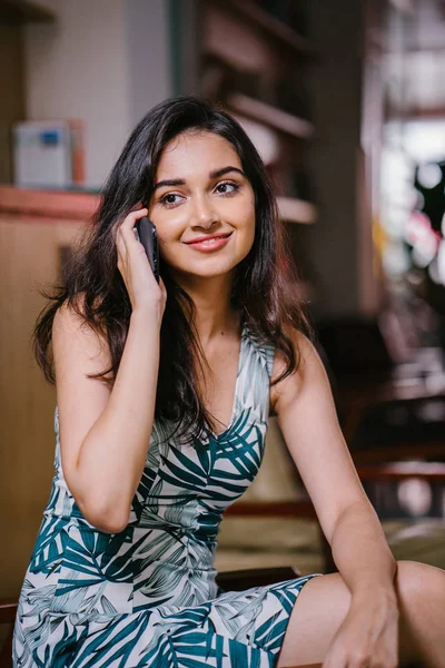 Young Beautiful Indian Asian Woman Talking Her Smartphone She Sits — Stock Photo, Image