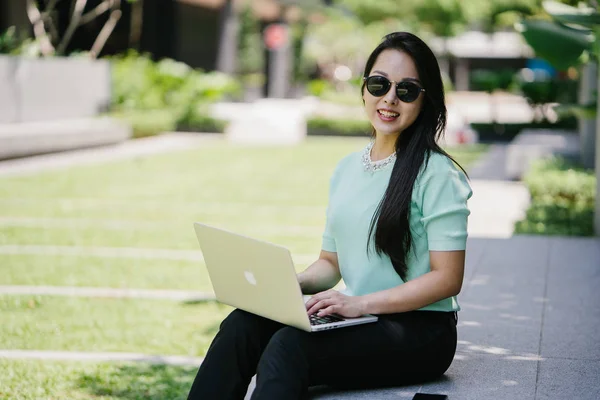 Uma Jovem Atraente Estudante Asiática Senta Trabalha Seu Computador Portátil — Fotografia de Stock