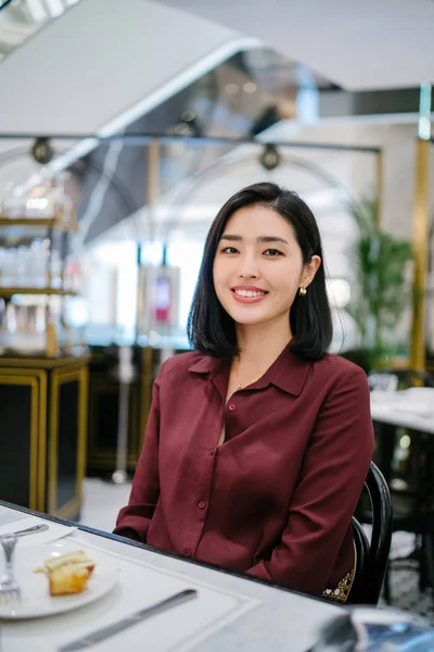 Retrato Una Hermosa Elegante Joven Coreana Asiática Sentada Elegante Café —  Fotos de Stock