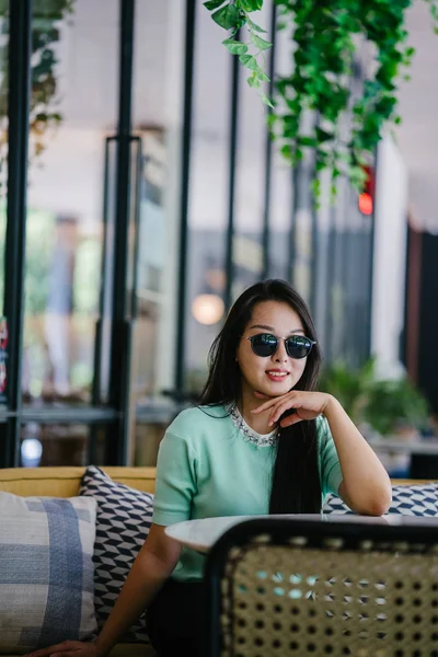 Retrato Uma Jovem Atraente Mulher Asiática Chinesa Relaxando Relaxando Café — Fotografia de Stock