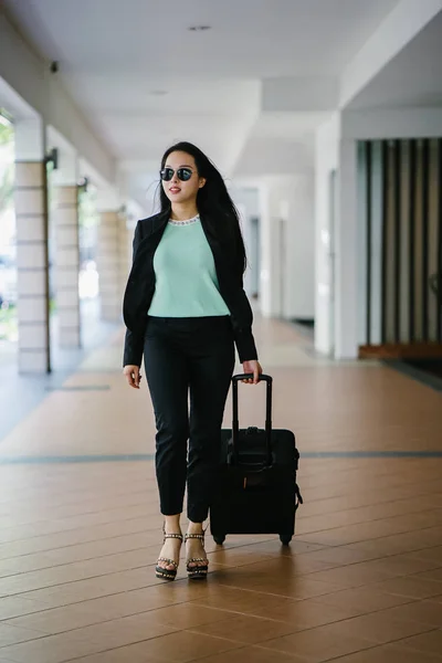 Una Joven Asiática Está Sacando Maleta Equipaje Ella Atractiva Elegante — Foto de Stock