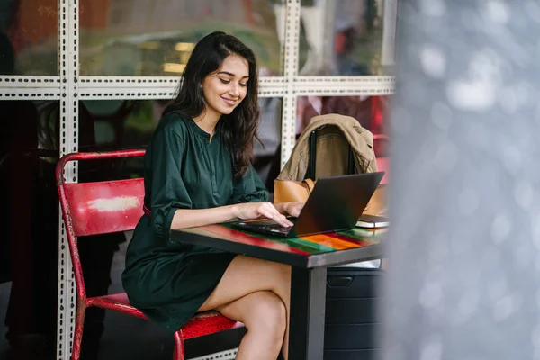 年轻的大学生 印度亚裔妇女 白天在一张桌子上学习和工作 — 图库照片