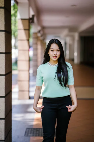 Retrato Uma Jovem Sexy Glamourosa Mulher Asiática Durante Dia Ela — Fotografia de Stock