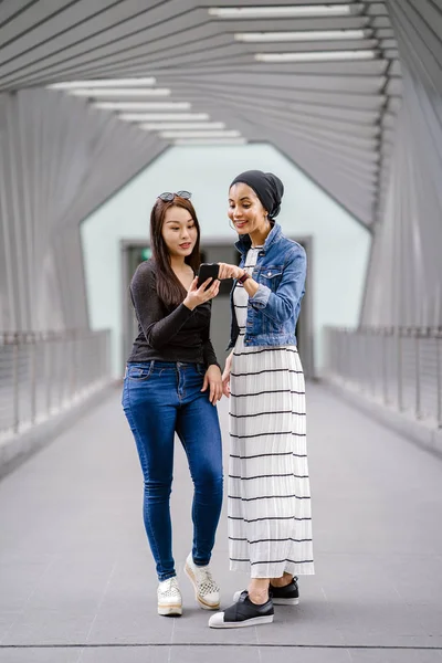 Dois Amigos Etnia Diferente Uma Ponte Durante Dia Deles Uma — Fotografia de Stock