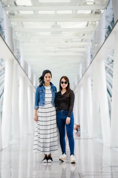 Dois Amigos Etnia Diferente Estão Lado Outro Uma Ponte Durante — Fotografia de Stock