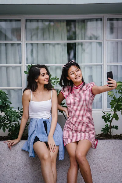 Pair Young Asian Girls Take Selfie Together Street Day Diverse — Stock Photo, Image