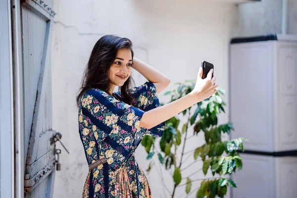 Portrét Mladé Asijské Indiánka Krásné Šaty Usmál Jak Bere Selfie — Stock fotografie