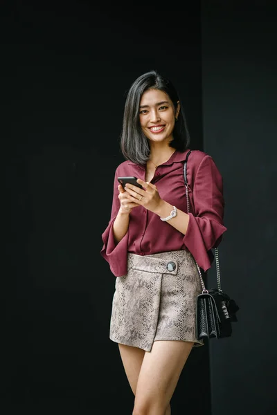Joven Coreano Asiático Mujer Holding Smartphone — Foto de Stock