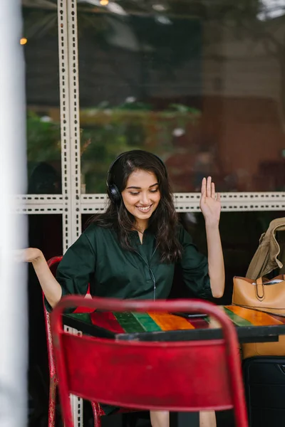 Joven India Asiática Mujer Disfruta Música Ella Streaming Teléfono Inteligente —  Fotos de Stock