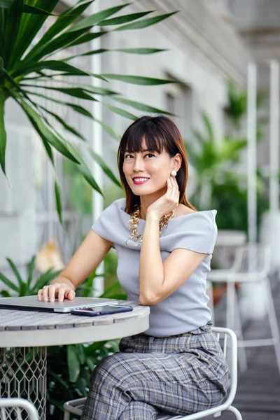 Retrato Una Mujer Asiática China Mediana Edad Segura Elegante Atractiva — Foto de Stock