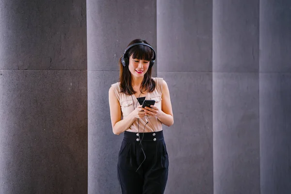 Retrato Una Mujer China Mediana Edad Fotogénica Escuchando Música Sus —  Fotos de Stock