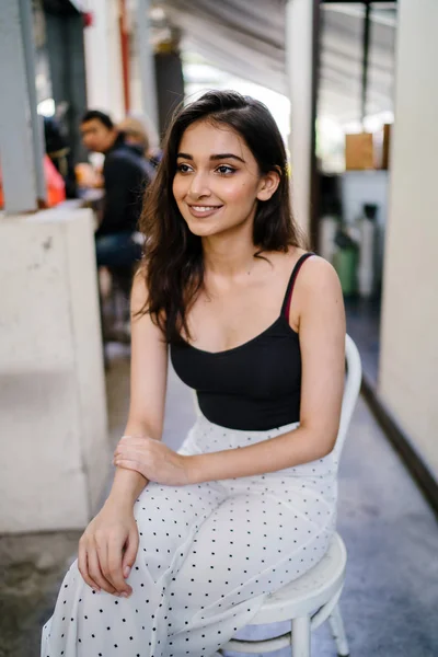 Portréja Egy Magas Elegáns Gyönyörű Indiai Ázsiai Lány Fekete Felső — Stock Fotó