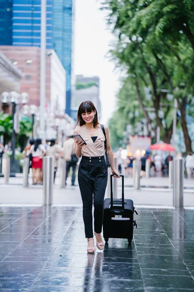 Aantrekkelijke Aziatische Chinese Vrouw Boeken Een Rit Haar Rit Meldplicht — Stockfoto