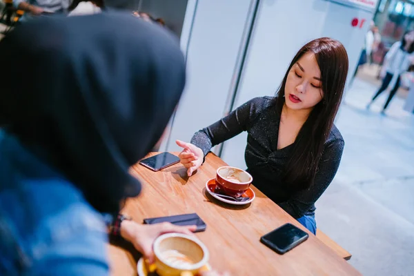 Una Mujer Asiática China Una Mujer Musulmana Que Disfrutan Tiempo — Foto de Stock