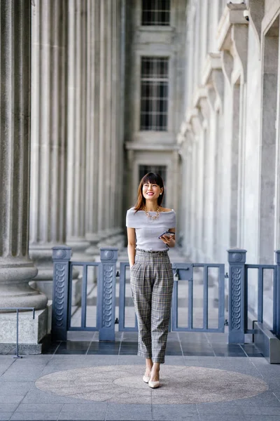 Portret Van Een Aantrekkelijke Zelfverzekerde Succesvolle Chinese Aziatische Vrouw Houdt — Stockfoto