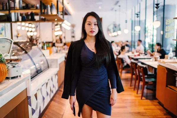 Retrato Una Mujer Asiática Confiada Joven Hermosa Confiada — Foto de Stock
