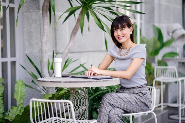 Portrait Confident Stylish Attractive Middle Aged Chinese Asian Woman Sitting — Stock Photo, Image