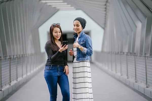 Dois Amigos Etnia Diferente Uma Ponte Durante Dia Deles Uma — Fotografia de Stock