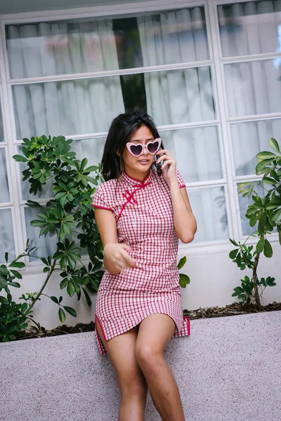 Модная Красивая Молодая Азиатская Девочка Подросток Разговаривает Своем Смартфоне Ней — стоковое фото