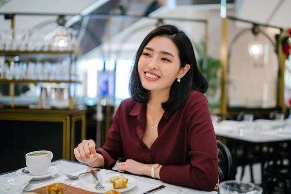 klas bir kapalı Kafe oturan bir güzel ve zarif genç Kore Asya kadın portresi