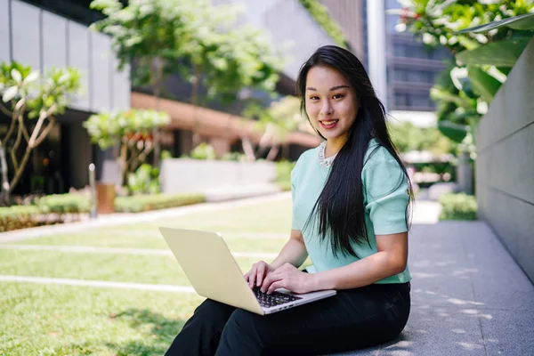 Una Joven Atractiva Estudiante Asiática Sienta Trabaja Computadora Portátil Campus — Foto de Stock