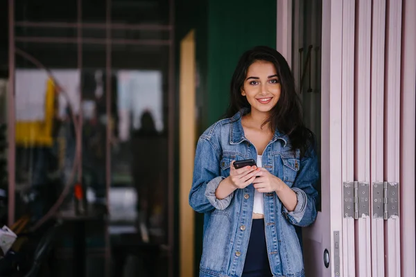 Portrait Beautiful Tall Elegant Young Indian Asian Woman Texting Her — Stock Photo, Image