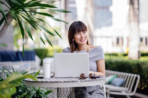 Retrato Una Atractiva Segura Exitosa Mujer Asiática China Usando Portátil — Foto de Stock