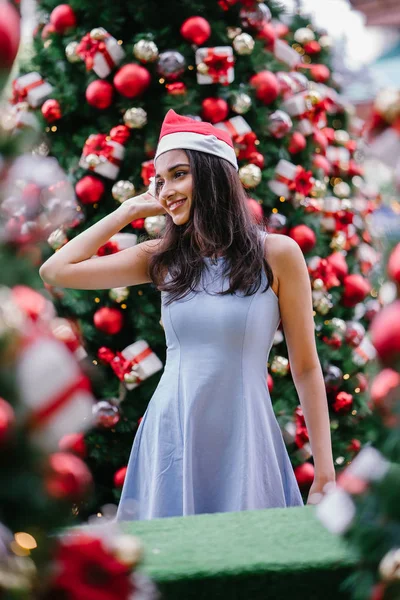 Portrait Noël Festif Une Jeune Belle Heureuse Femme Asiatique Indienne — Photo